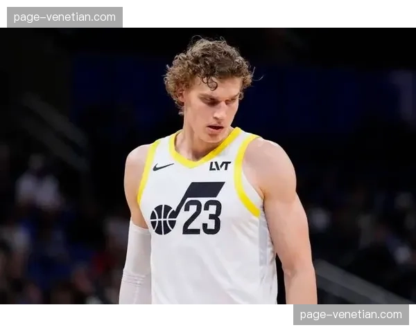 爵士进攻节奏偏慢，马尔卡宁核心作用但团队配合不足